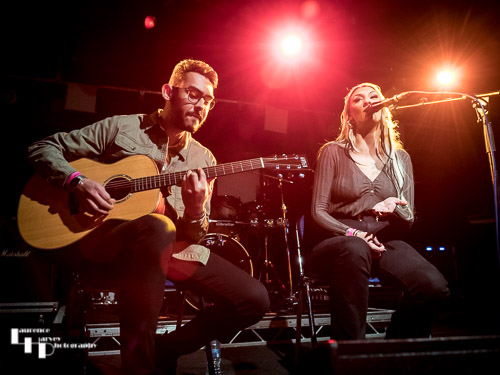 Kira Mac on vocals & Joe Worrall on acoustic guitar