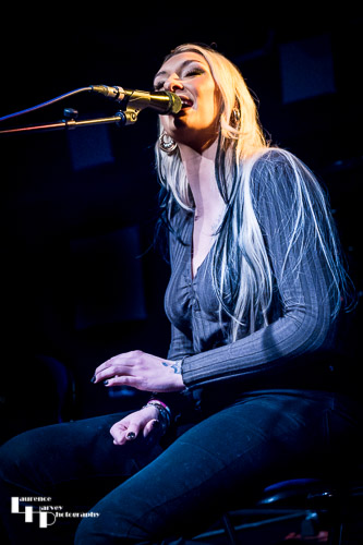 Kira Mac on vocals