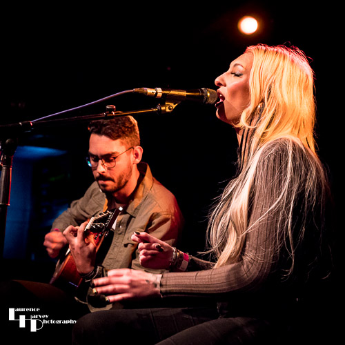 Kira Mac on vocals & Joe Worrall on acoustic guitar