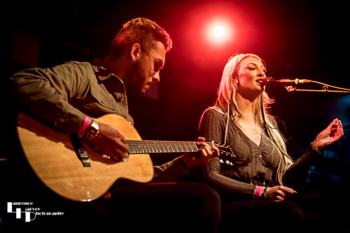 Kira Mac on vocals & Joe Worrall on acoustic guitar