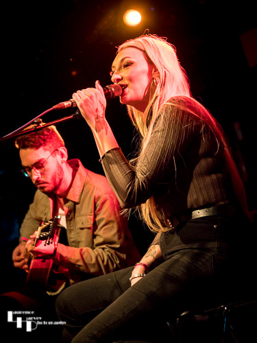 Kira Mac on vocals & Joe Worrall on acoustic guitar