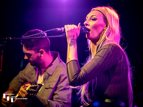 Kira Mac on vocals & Joe Worrall on acoustic guitar