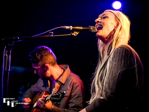 Kira Mac on vocals & Joe Worrall on acoustic guitar