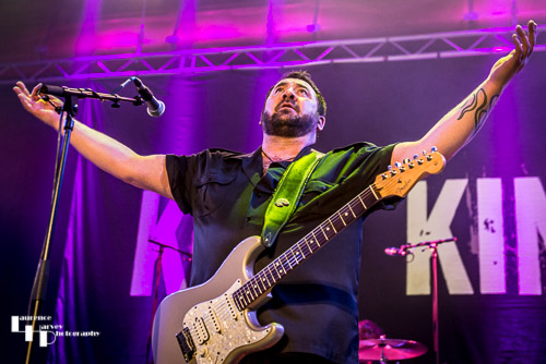 Alan Nimmo on guitar & vocals