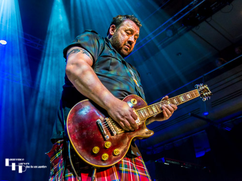 Alan Nimmo on guitar & vocals