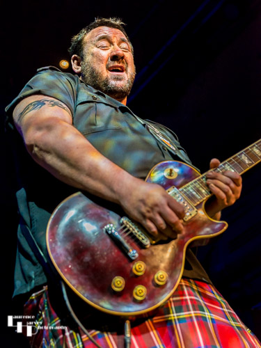 Alan Nimmo on guitar & vocals