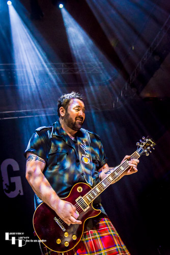 Alan Nimmo on guitar & vocals