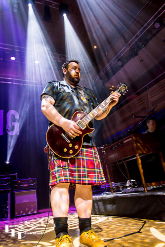 Alan Nimmo on guitar & vocals