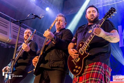 Alan & Stevie Nimmo on guitar & vocals, Zander Greenshields on bass