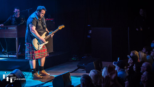 Alan Nimmo on guitar & vocals