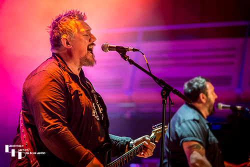 Stevie Nimmo on guitar & vocals