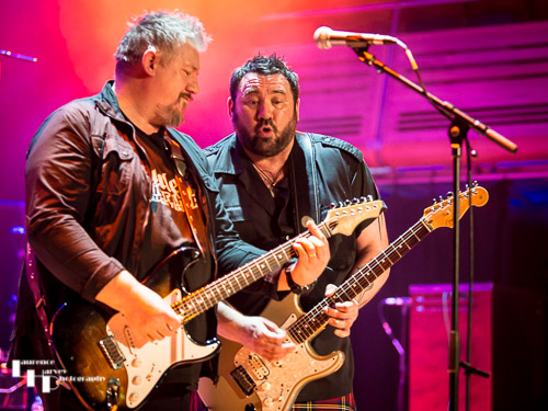 Alan & Stevie Nimmo on guitar & vocals