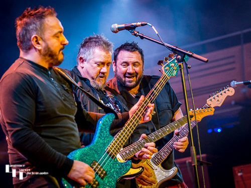 Alan & Stevie Nimmo on guitar & vocals, Zander Greenshields on bass