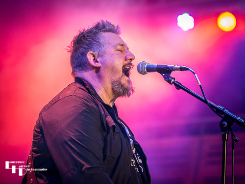 Stevie Nimmo on guitar & vocals