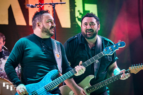 Alan Nimmo on guitar & vocals