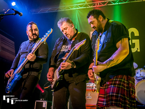 Alan & Stevie Nimmo on guitar & vocals, Zander Greenshields on bass