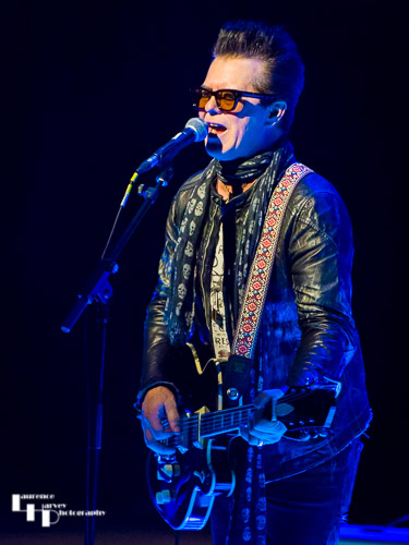 Mike Farris on vocals & guitar