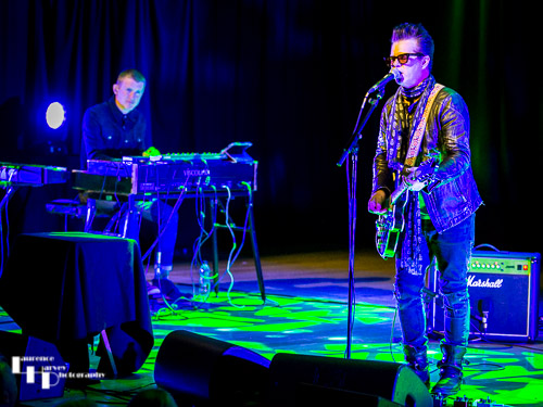 Mike Farris on vocals & guitar, Stevie Watts on keys