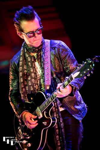 Mike Farris on vocals & guitar