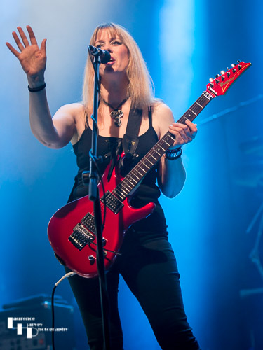Amanda Lehmann on guitar & vocals