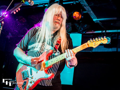 Andy Scott on guitar & vocals