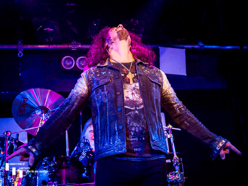 Paul Manzi on vocals