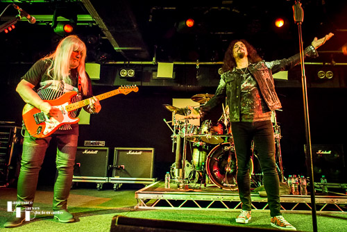 Paul Manzi on vocals & Andy Scott on guitar & vocals