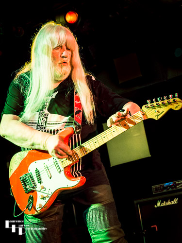 Andy Scott on guitar & vocals