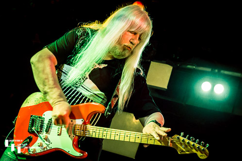 Andy Scott on guitar & vocals