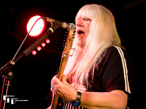 Andy Scott on guitar & vocals