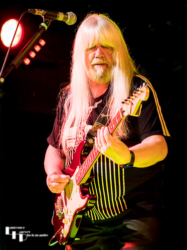 Andy Scott on guitar & vocals