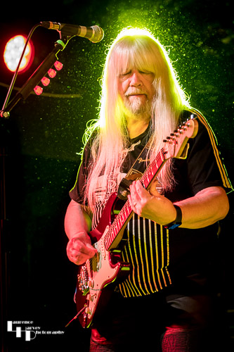 Andy Scott on guitar & vocals