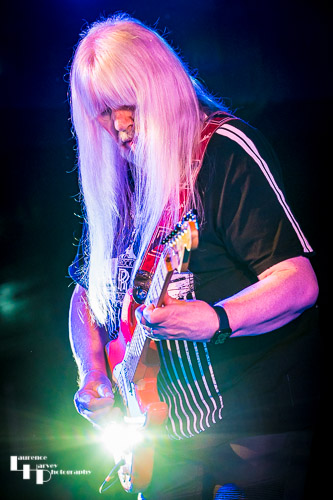 Andy Scott on guitar & vocals