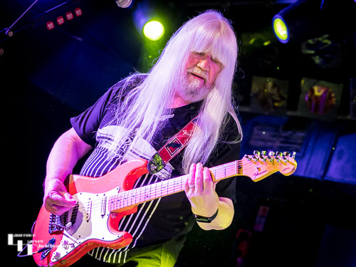 Andy Scott on guitar & vocals