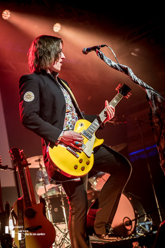 Neil Murdoch on vocals & guitar