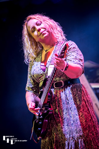 Chantel McGregor on vocals & guitar