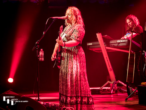 Chantel McGregor on vocals & guitar
