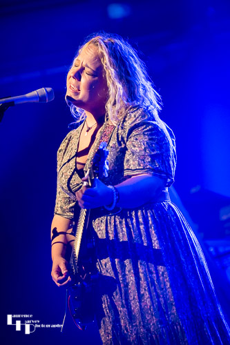 Chantel McGregor on vocals & guitar