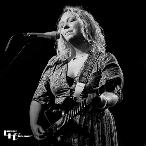 Chantel McGregor on vocals & guitar