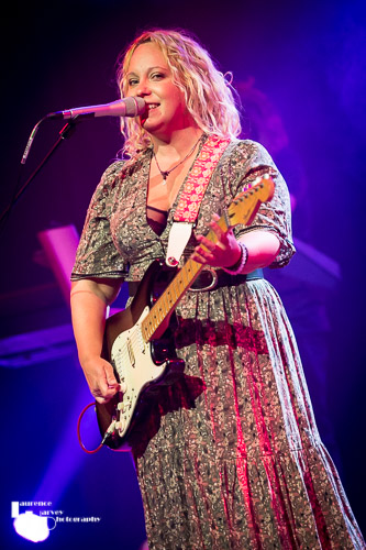 Chantel McGregor on vocals & guitar