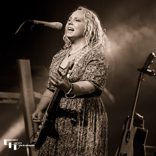 Chantel McGregor on vocals & guitar