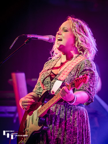 Chantel McGregor on vocals & guitar
