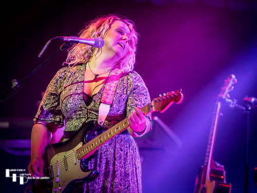 Chantel McGregor on vocals & guitar