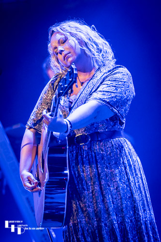 Chantel McGregor on vocals & guitar