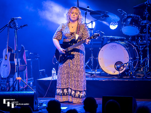 Chantel McGregor on vocals & guitar