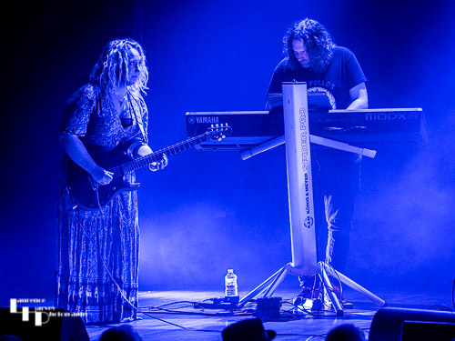 Chantel McGregor on vocals & guitar, Jamie Brooks on keys