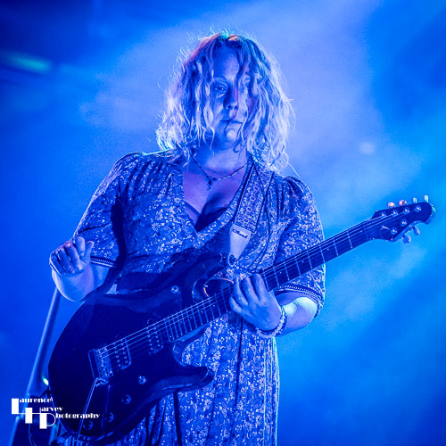 Chantel McGregor on vocals & guitar