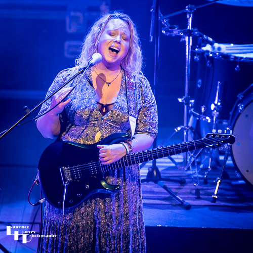 Chantel McGregor on vocals & guitar