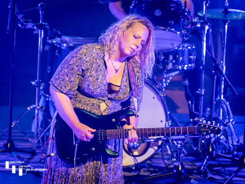 Chantel McGregor on vocals & guitar