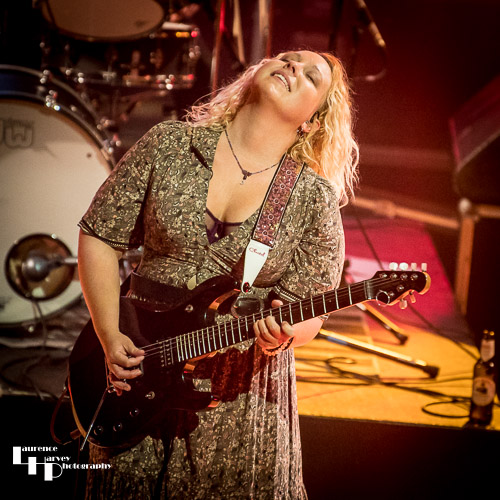 Chantel McGregor on vocals & guitar